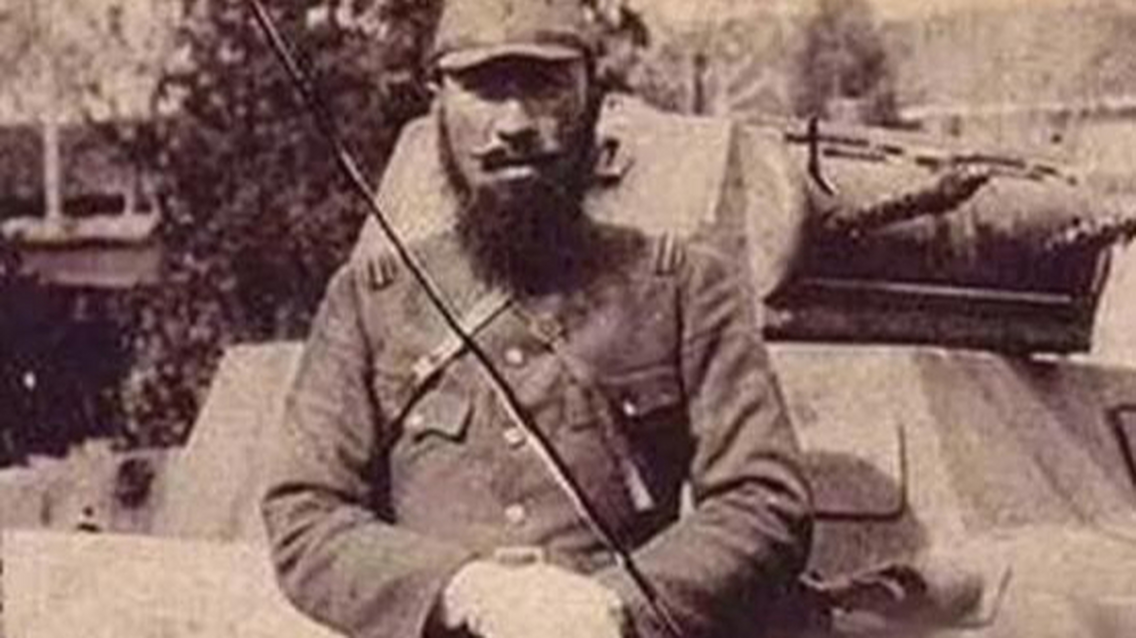 1938年,得意忘形的鬼子军官饭冢国五郎,在战地前线疯狂嘚瑟,挥舞着