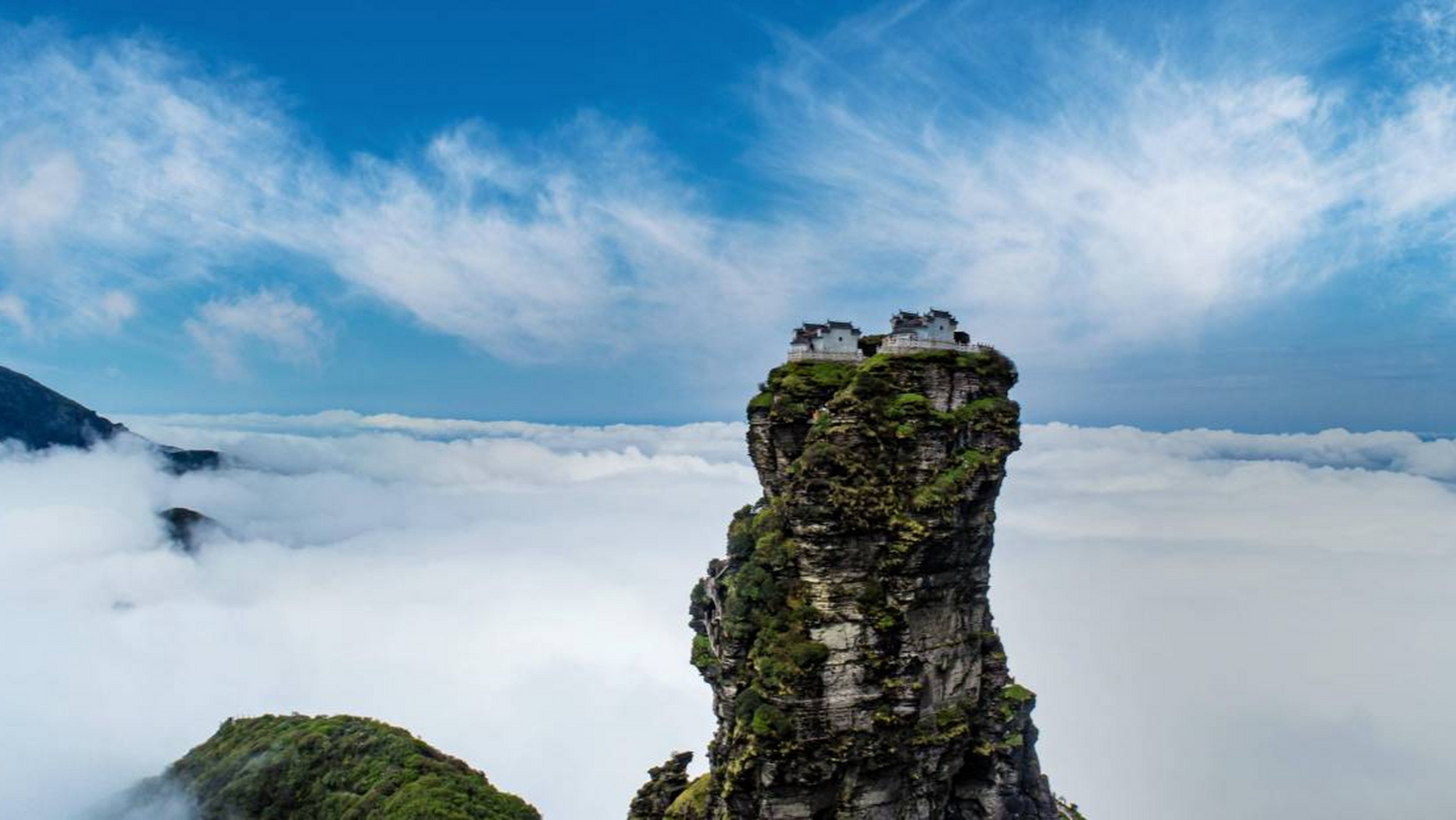 梵净山是位于贵州铜仁市,拥有独特的地貌和丰富的生态资源,是旅游胜地
