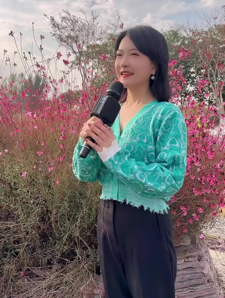 歌唱演员王园园户外演唱《绒花》欢迎大家观看-度小视