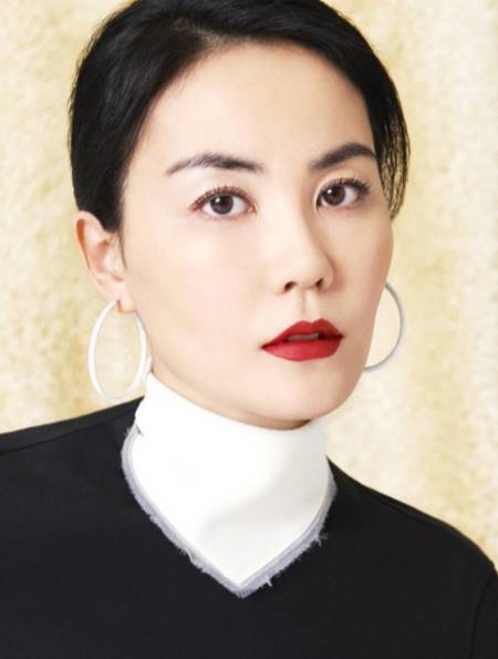 53岁王菲近照曝光,面色红润皮肤细嫩,与男子并肩合影显亲密1-度小视