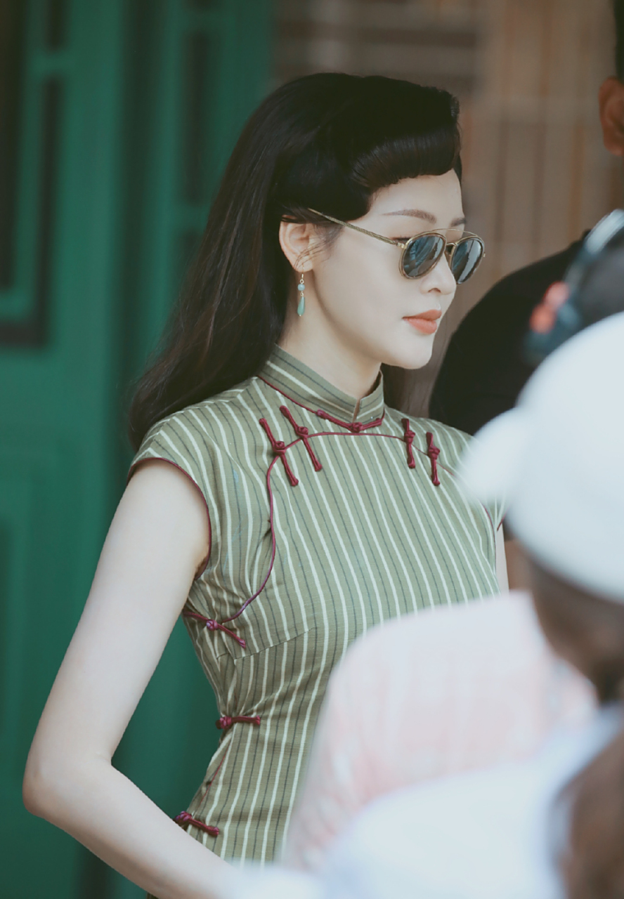 张天爱在守护者们剧组拍戏时,身着一件红色旗袍,将她的s形身材曲线