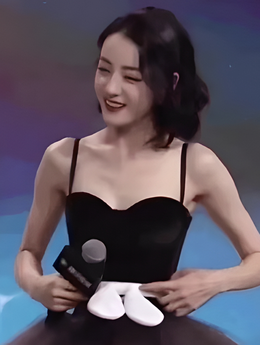 迪丽热巴真的好瘦啊,这个身材真的很让人羡慕