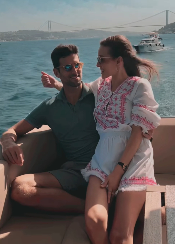 隔空向美网叫板?德约科维奇含热泪高唱国歌,同妻子默契一唱一和