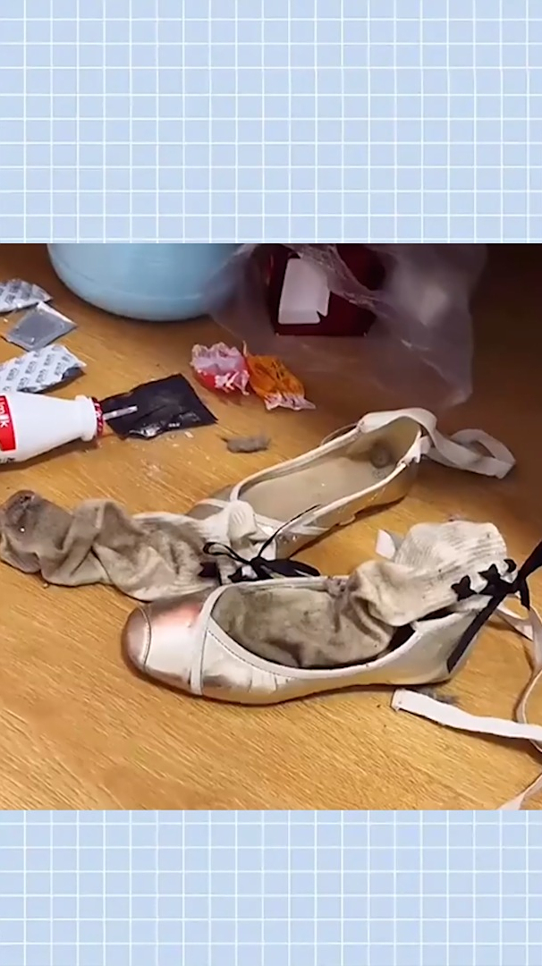 寝室大扫除从床底扫出一双室友的臭袜子,味道简直了!