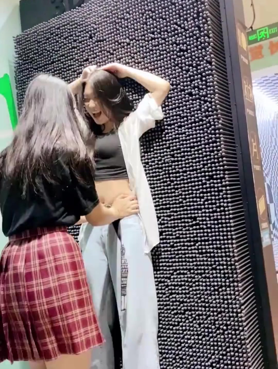 小姐姐挑战网红海绵,眼前一幕,感觉这闺蜜别有用心