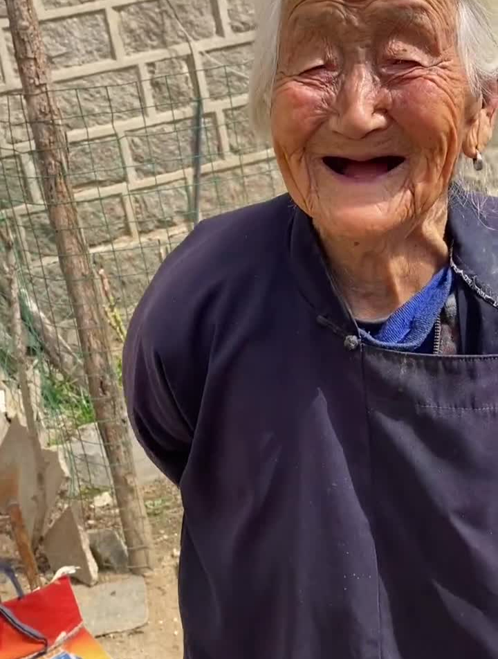 102歲小腳奶奶,活了一個世紀,嚐盡了生活的酸甜苦辣