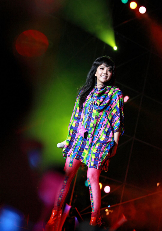 张惠妹的时尚难以理解,粉色丝袜搭配"恨天高",还好气质够高级