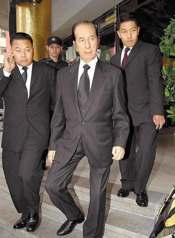 他的父亲汤君年是我们都所熟知的汤臣一品的创始人.