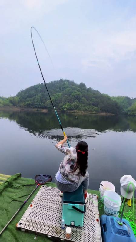 这也太过瘾了吧,户外钓鱼,钓鱼人就是这么疯狂