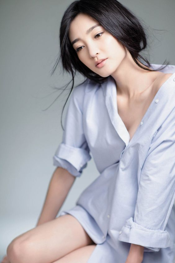 王丽坤穿灰银色抹胸长裙太妩媚了!魔鬼身材性感迷人