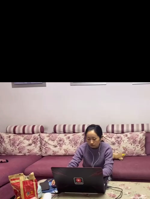 聪聪放假回家,刚进家门又是抱航航,又是送惊喜,二丫受宠若惊-度小视