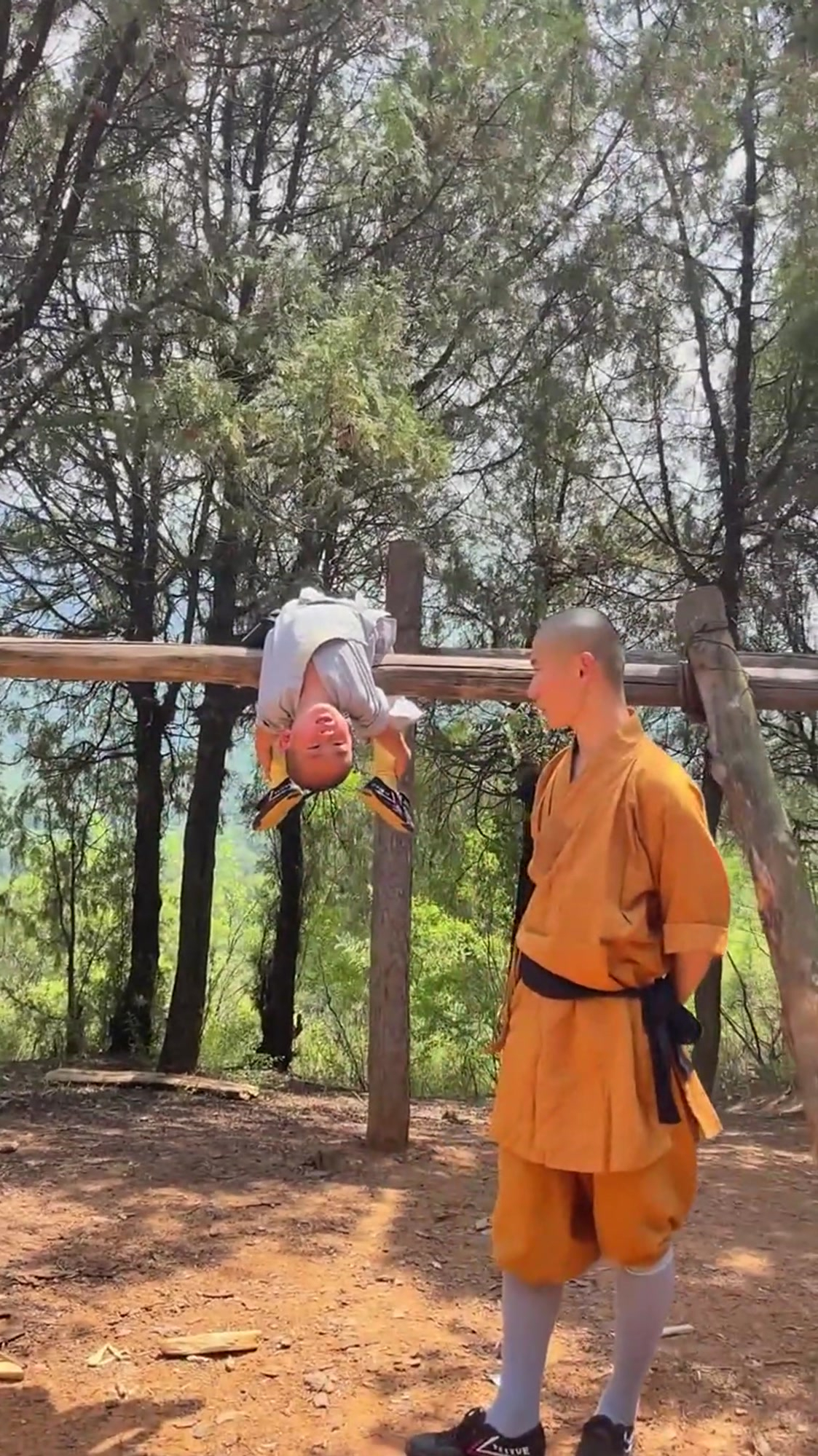 少林寺小师傅苦练功夫,滴水穿石,非一日之功.加油小师傅