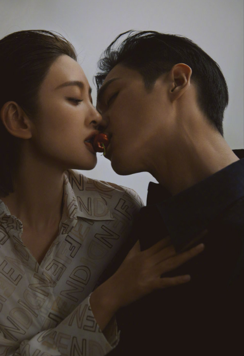 张若昀唐艺昕甜蜜合作杂志让我着迷!真爱夫妻令人欲罢不能!