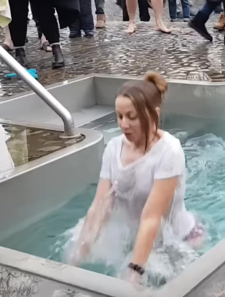 俄罗斯美女下冰水洗礼,看着就冷,美女被冻的不轻