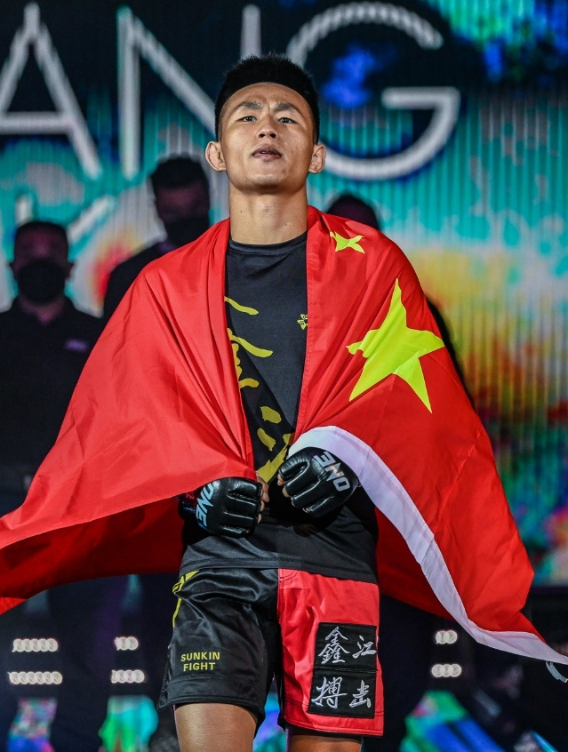 他是中国格斗的未来,日韩选手来一个ko一个,就没有站着下擂台的