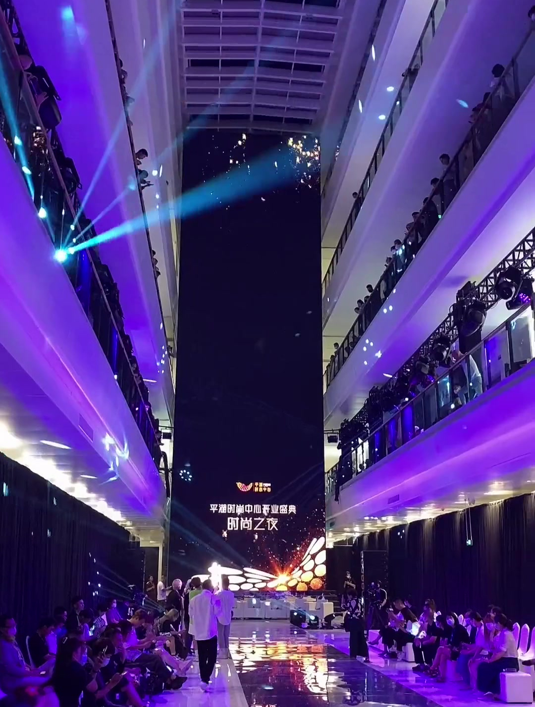 平湖时尚中心有我这样的朋友大家很开心吧应该