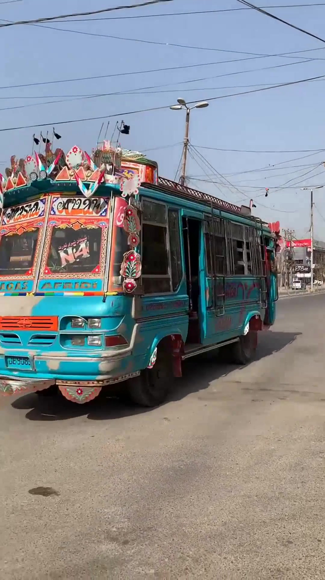 巴基斯坦公交车,上下客不停车,有中国90年达那味儿了!