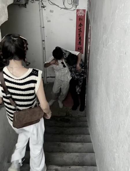女子回家遇醉酒男子,眼看就要伸手抓女子,接下来的一幕出人意料-度小