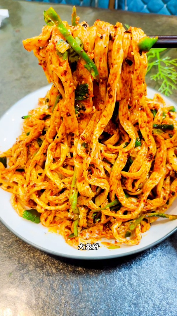 美食香辣牛筋面,家庭美食