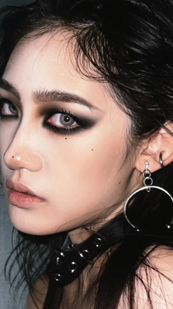 硬核朋克烟熏妆|湿发配这个也太拽了吧 酷酷拽姐妆