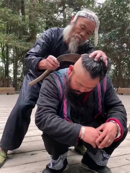 岜沙苗寨老苗王,最原始的理发镰刀剃头,苗王帅的酷比啦!-度小视