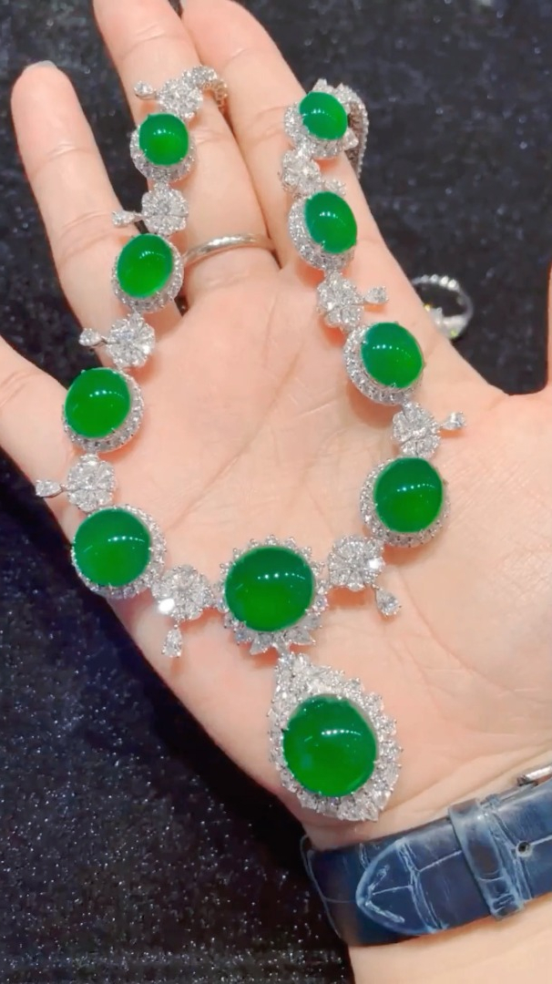 18k金镶嵌冰种正阳绿翡翠蛋面项链上身效果巨美