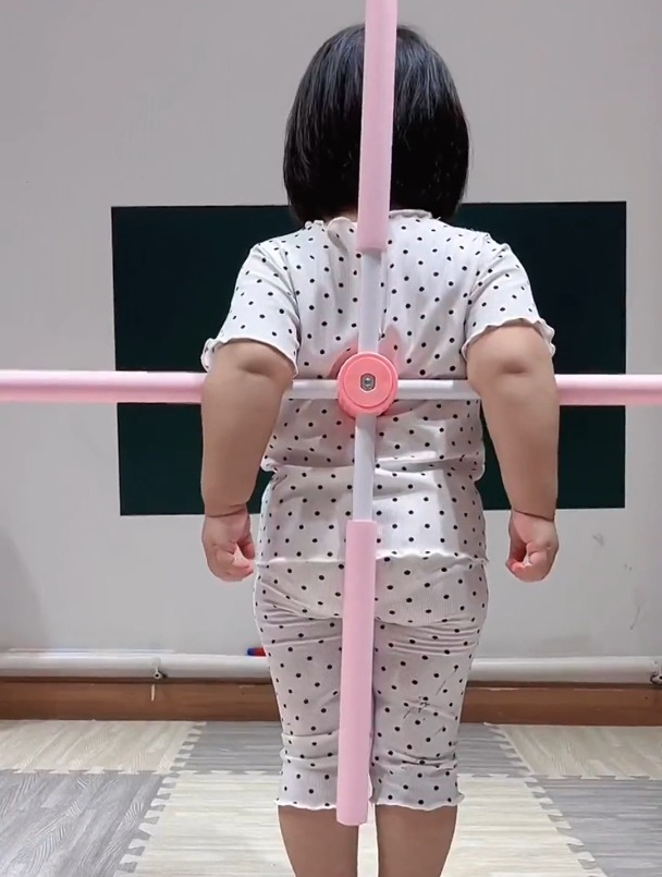 孩子含胸驼背气质差每天安排10分钟的开背棍开肩开背矫正身姿
