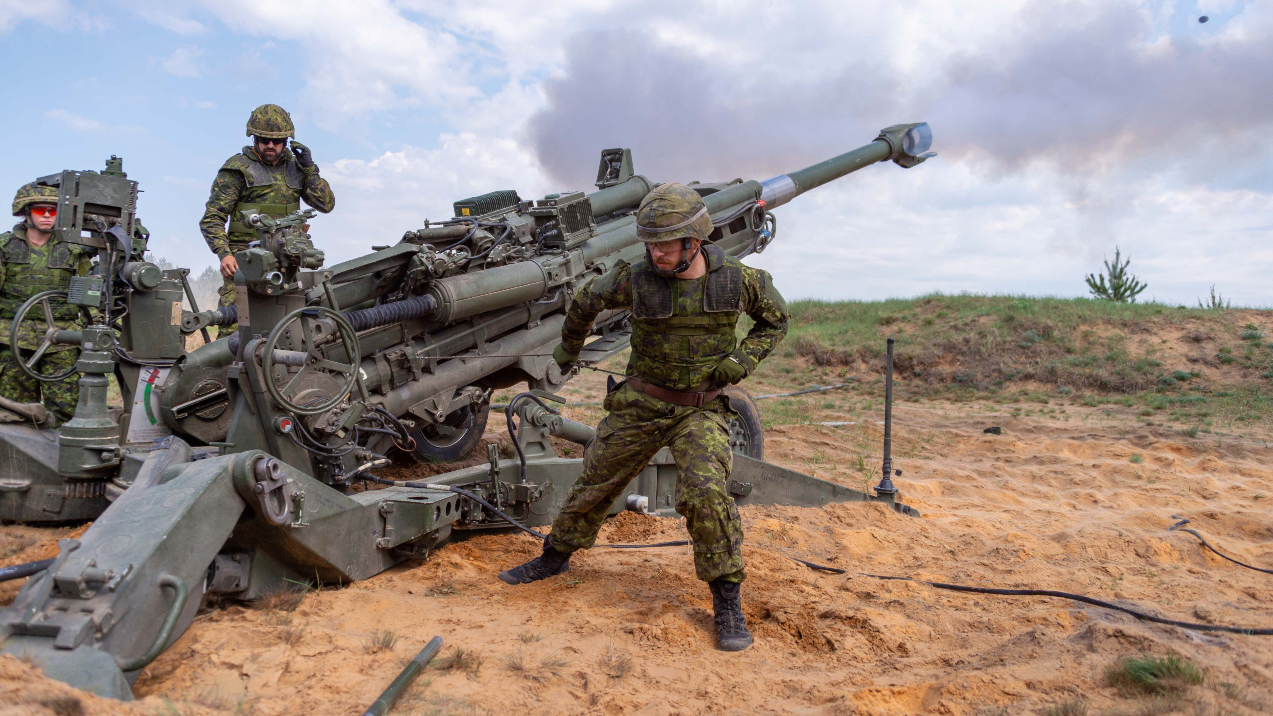 射击距离那么远 火炮发射的炮弹是如何击中几十公里外的目标呢?