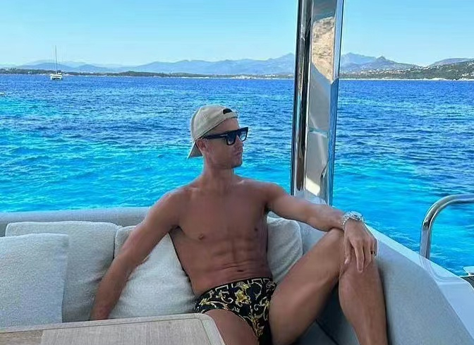 海边度假照曝光,38岁c罗身材太顶了!腹肌,人鱼线清晰可见