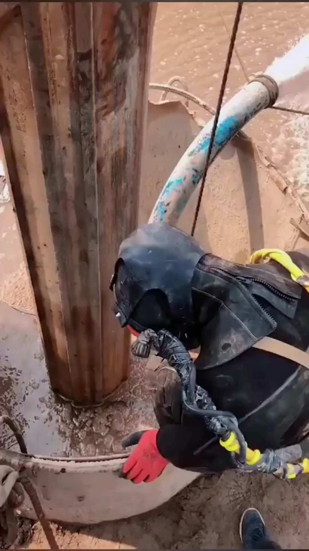 成年人的世界哪有容易,百米打捞钻头,下去一万,上不来一百万!