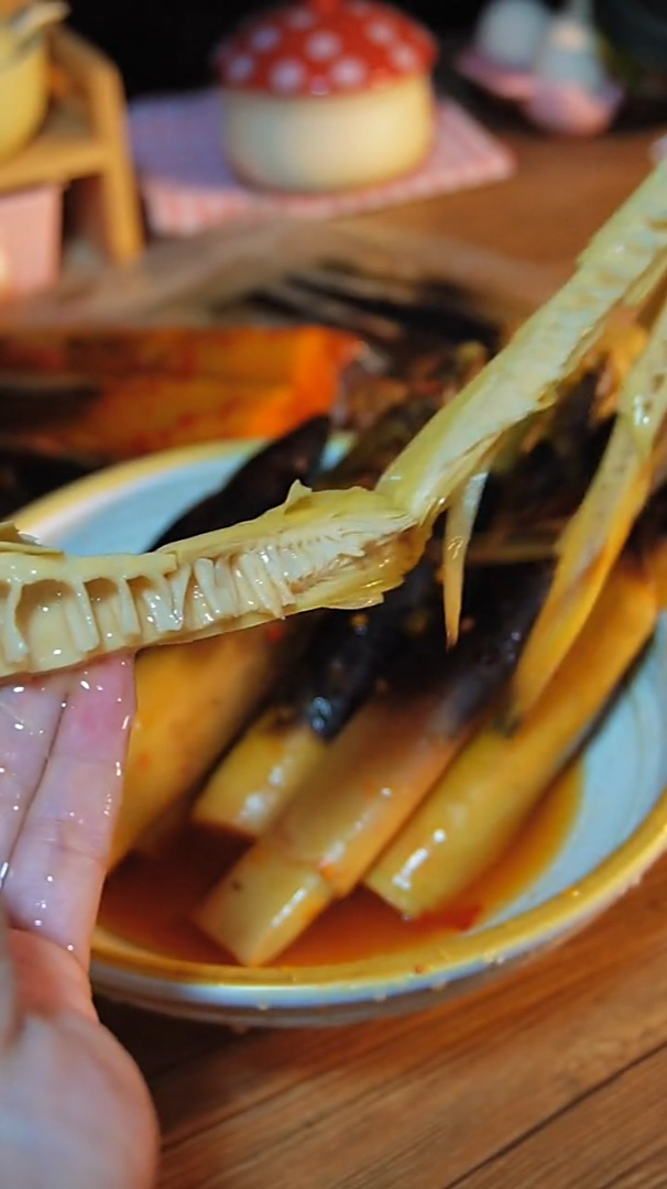 好吃的手剥笋吃起来清脆爽口热量还低