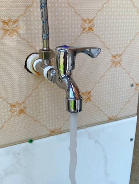 五金工具 生活好帮手 角阀分出水龙头接水放水都非常方便-度小视