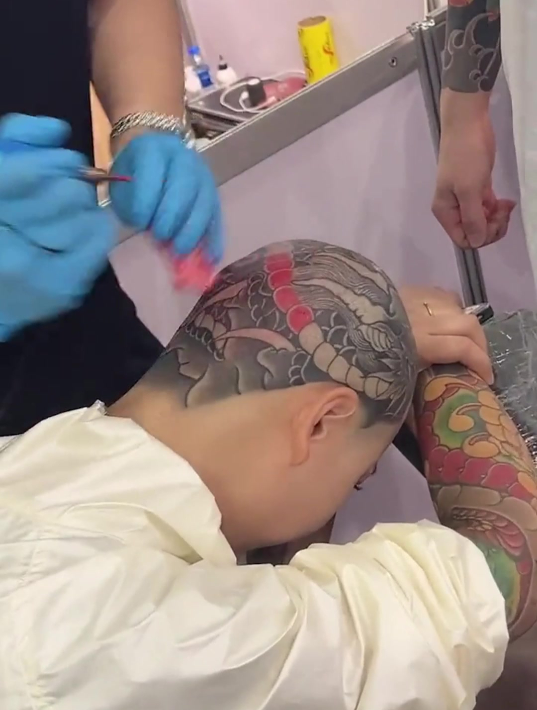 妹妹真是个狠人,竟然为了纹身,剃了个光头!