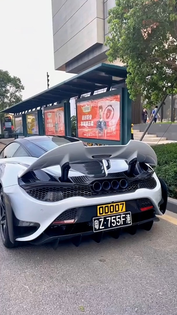 路边香港牌的迈凯伦,这香港牌有啥意义,只知道一般人拿不到