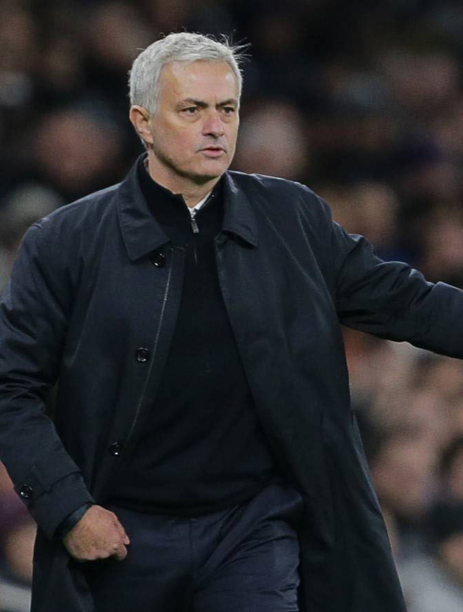 穆里尼奥的搞笑迷惑行为,你能忍住不笑吗?