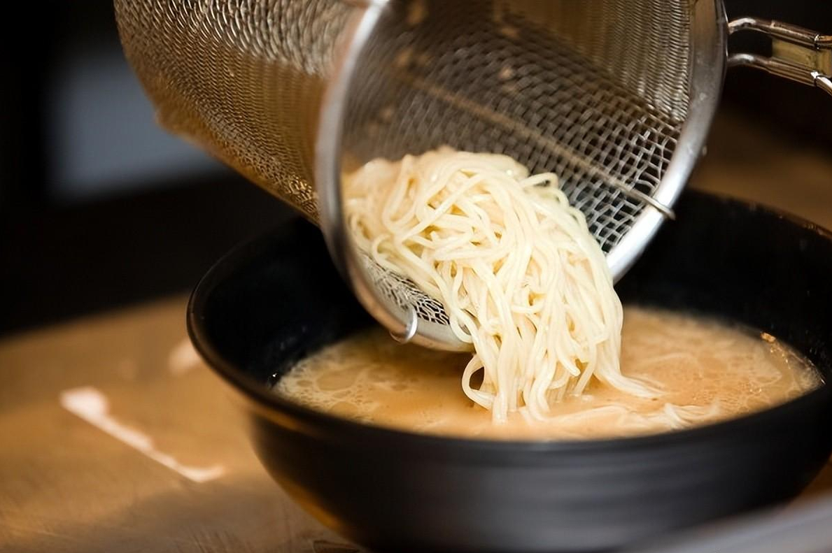 煮面条时水开下锅就废了面馆师傅多做2步劲道又爽滑