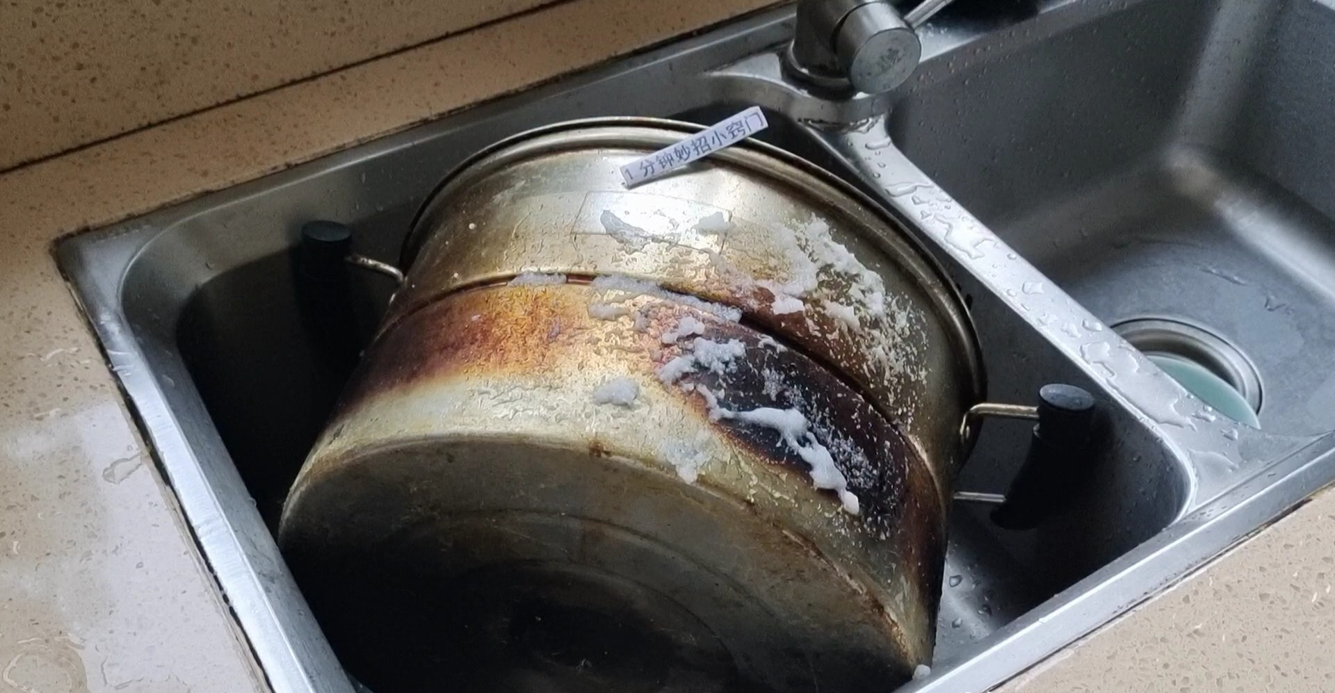 不锈钢锅发黑发黄怎么办?教你一招,抹一抹擦一擦,立马干净如新