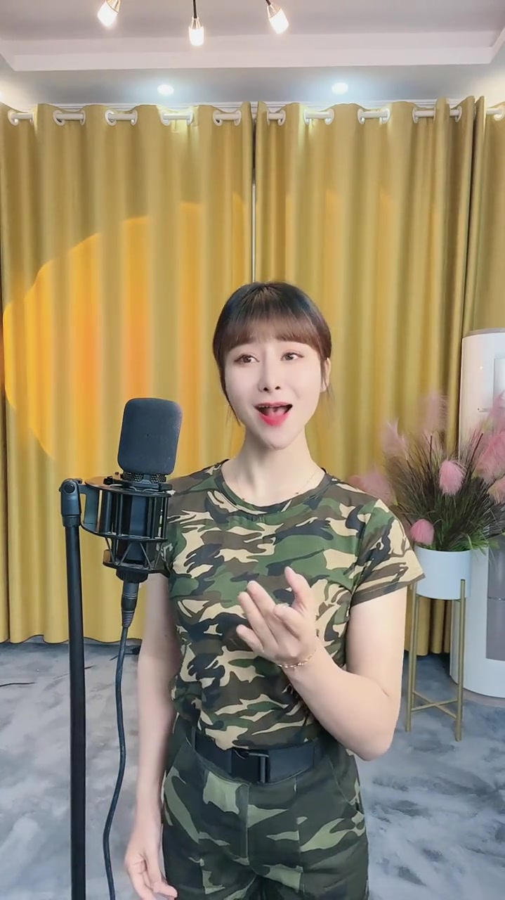 美女歌手赵君直播演唱人间第一情欢迎大家观看