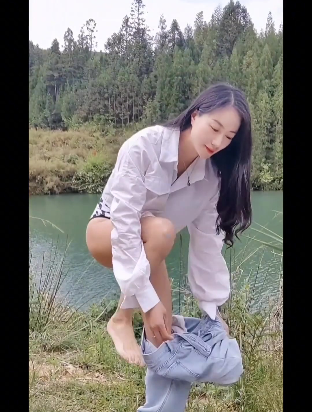 小姐姐户外游泳换衣服,眼前这一幕,你不感觉尴尬吗