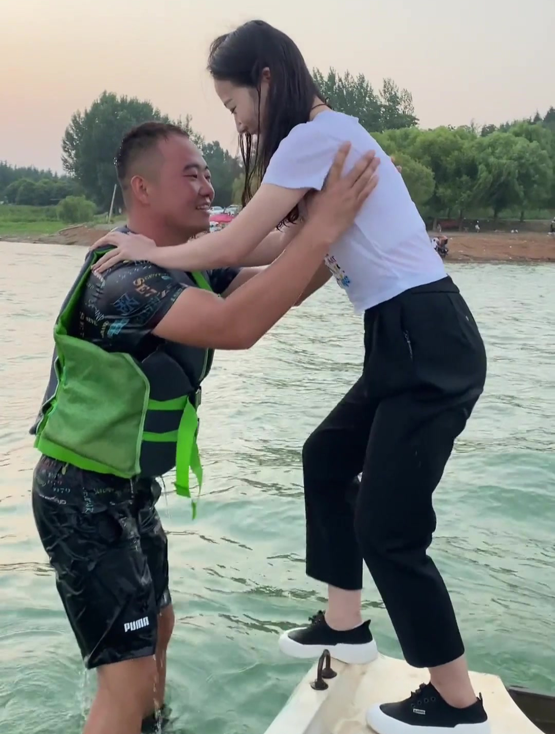 美女挑战水上飞人不料教练直接公主抱全场的男士都羡慕了