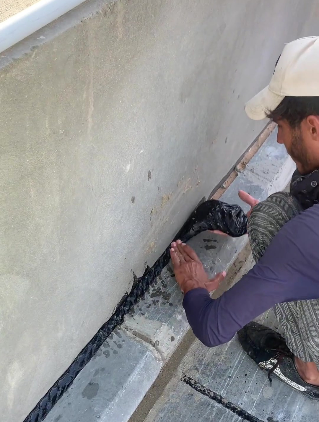 工人徒手拿沥青填缝,这沥青填缝,似乎有点烫手啊