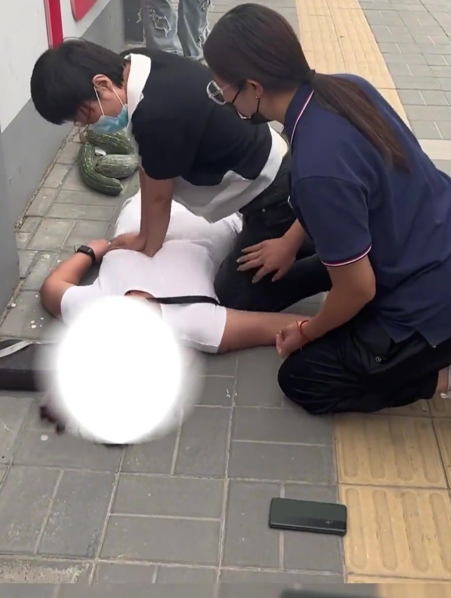 女子突发心脏骤停倒地,两路人跪地接力心脏复苏-度小视