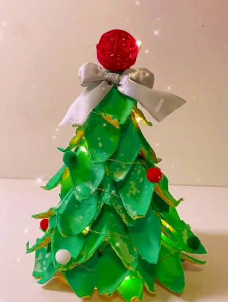 鸡蛋托做圣诞树,你想到了吗?-度小视