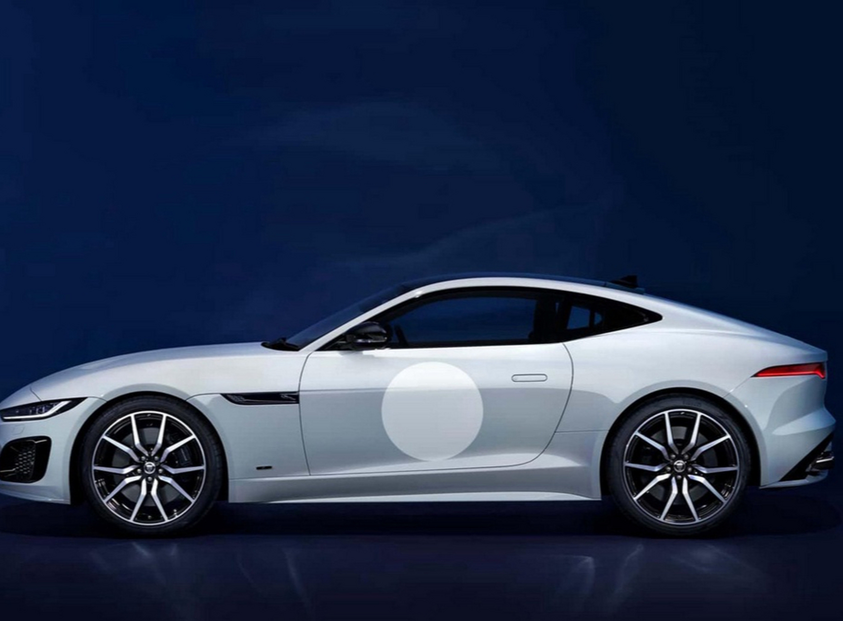 捷豹f-type是一款豪华跑车,外形设计简洁,线条流畅,展现了豪华与运动