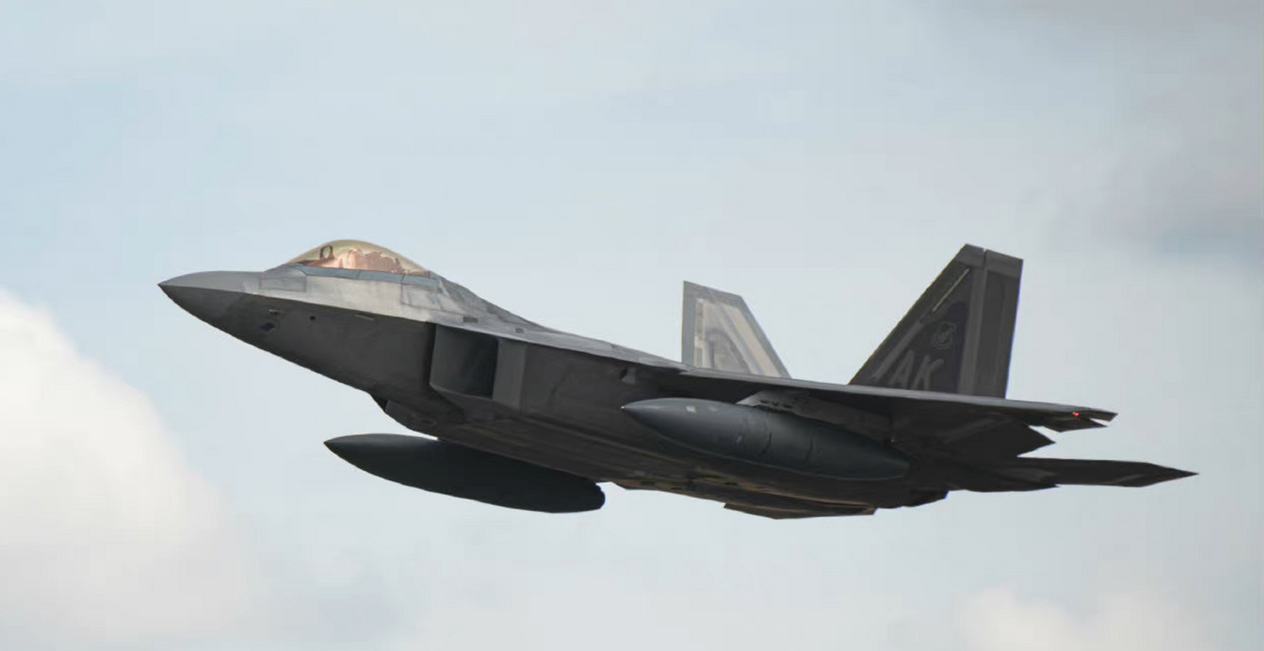 美国空军f-22隐形战斗机挂装的副油箱,有了这两个副油箱,战斗机的隐形