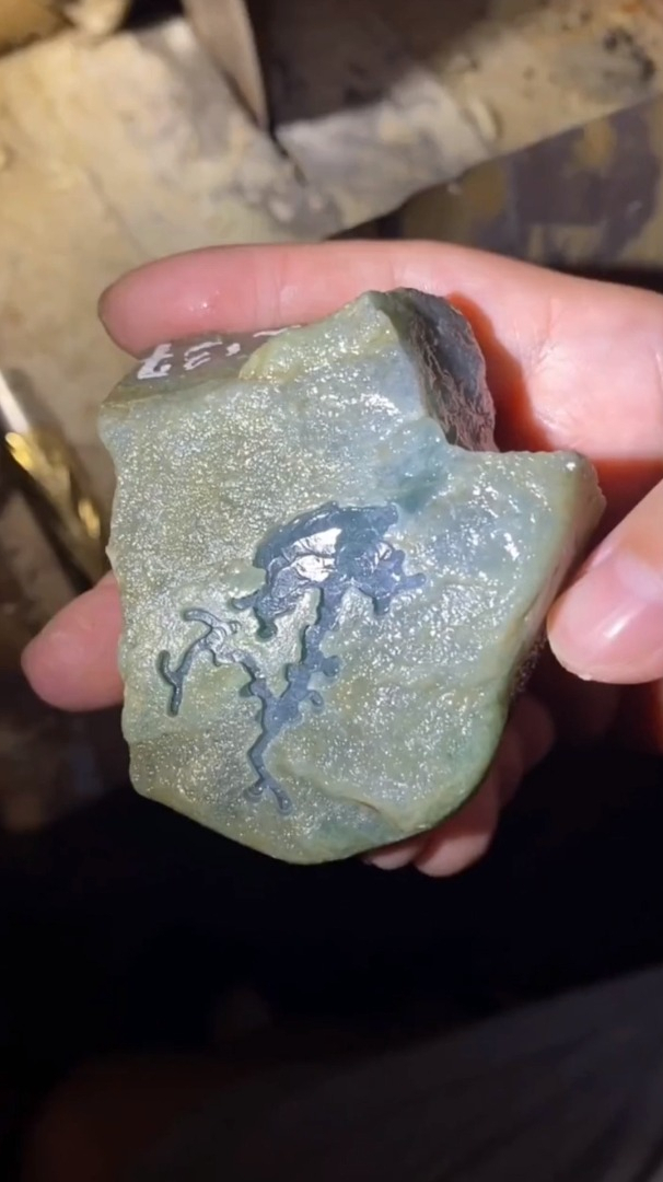 水翻砂蓝底的翡翠原石,扒开玉皮也太惊艳了吧!