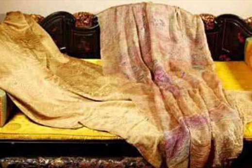 乾隆皇帝包裹遗体的被子,拍出了1.3亿,为何值如此天价?