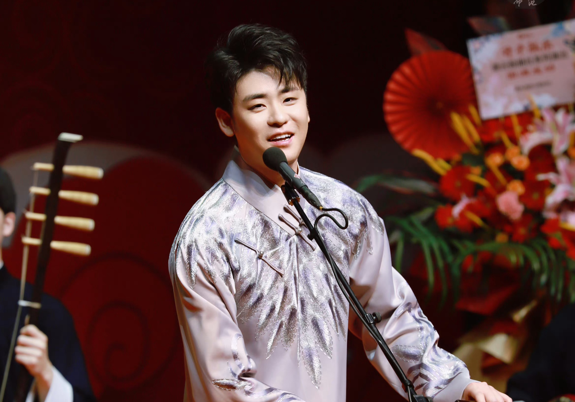 张云雷刺绣大褂上热搜,引出德云社经典话题,红了才有资格做吗?