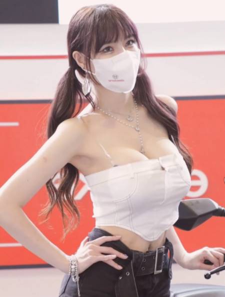 美女车模闵汉娜,精彩视频第4弹,精致容颜婀娜身姿,魅力四射-度小视