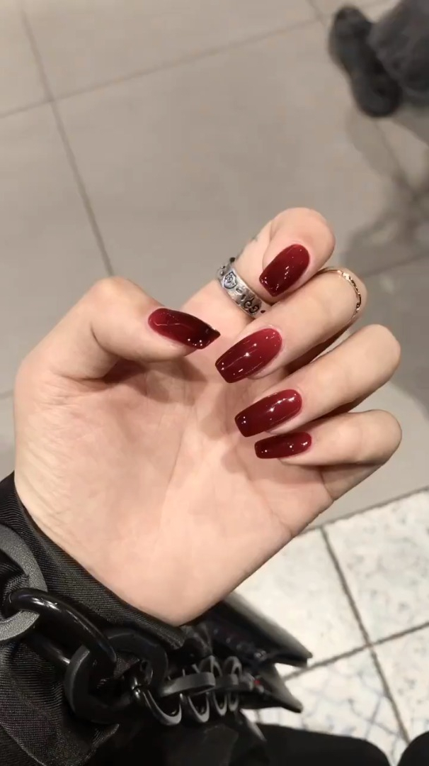 是做过最好看的一次美甲 黑红渐变我当时特地选了一款透的甲油